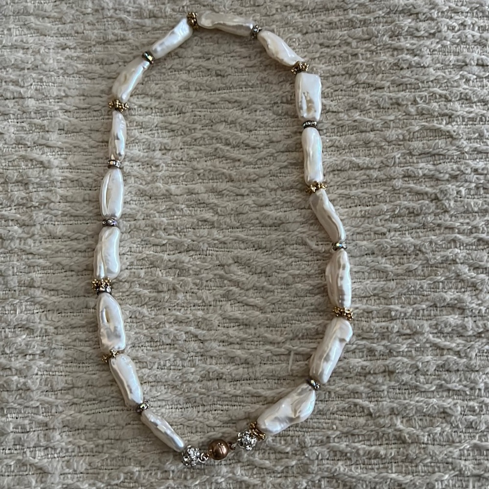 Faux pearl and gold magnetic closure necklace!